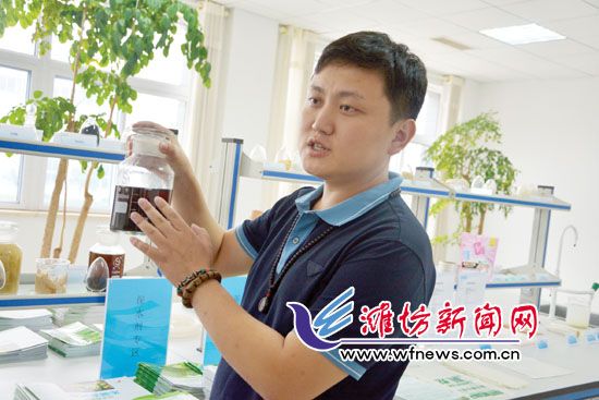 王曉凱正在介紹“旱地寶”的優(yōu)勢。